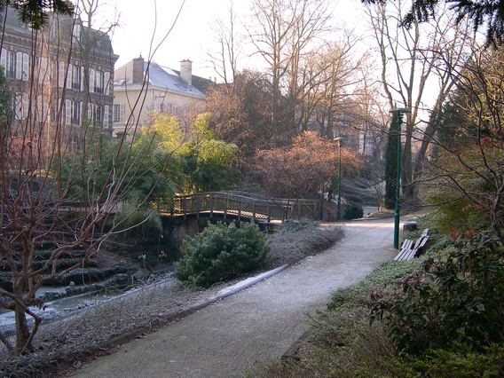  Petit ponrt en bois dans le parc du boulevard Gambetta